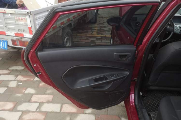 Used Ford Fiesta 2013 Sedan 1.5L Manual Fashion Edition Interior 8