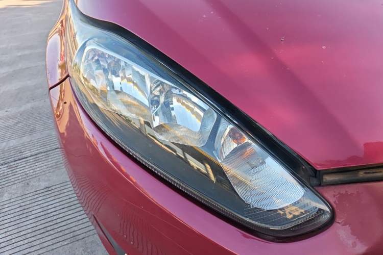 Used Ford Fiesta 2013 Hatchback 1.5L Automatic Fashion Edition Right Front Headlight