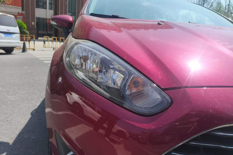 Used Ford Fiesta 2013 Hatchback 1.5L Automatic Fashion Edition Right Front Headlight