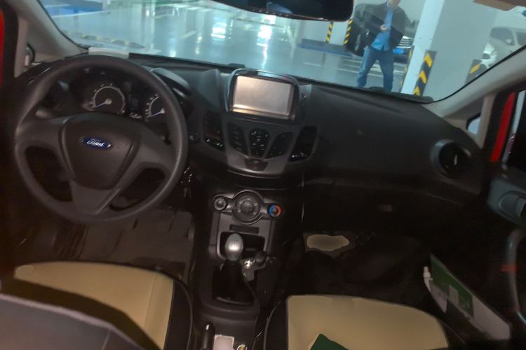 Used Ford Fiesta 2013 Sedan 1.5L Manual Fashion Edition Center Console