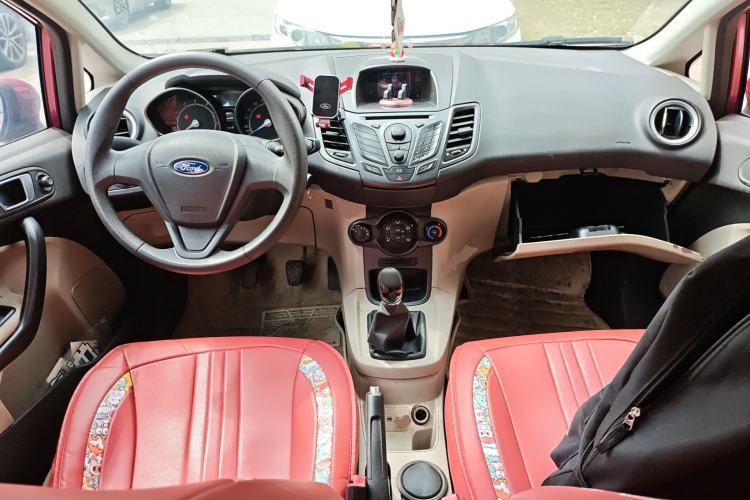 Used Ford Fiesta 2013 Sedan 1.5L Manual Fashion Edition Center Console