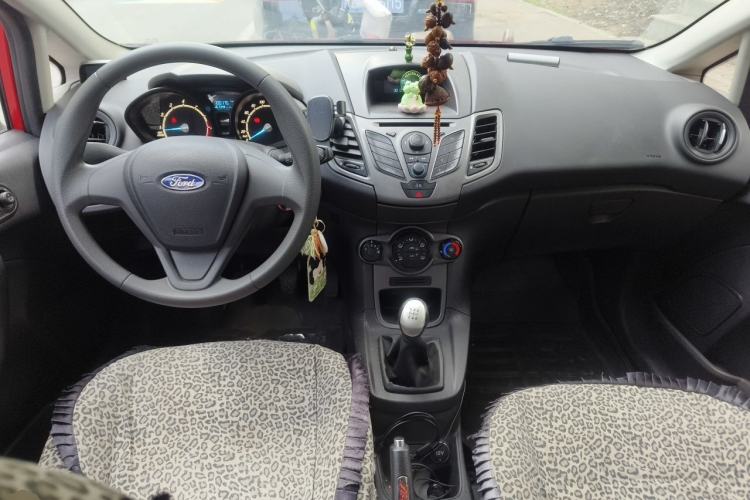 Used Ford Fiesta 2013 Sedan 1.5L Manual Fashion Edition Center Console