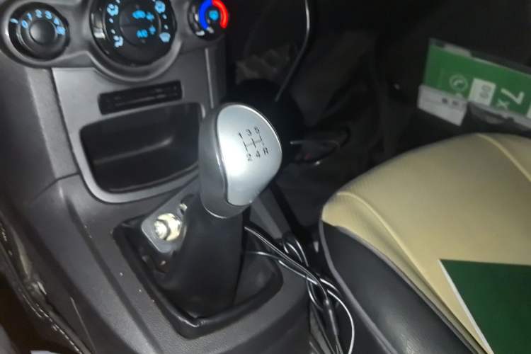 Used Ford Fiesta 2013 Sedan 1.5L Manual Fashion Edition Gear Lever