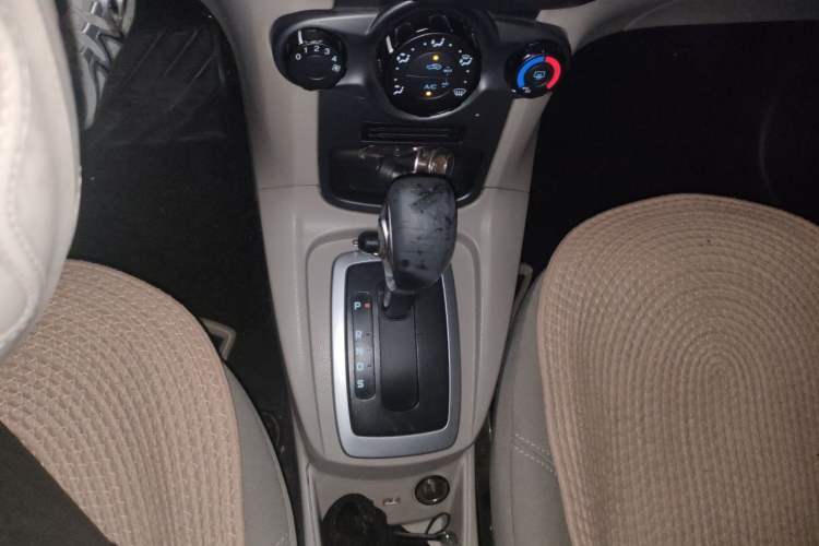 Used Ford Fiesta 2013 Sedan 1.5L Automatic Fashion Edition Gear Lever