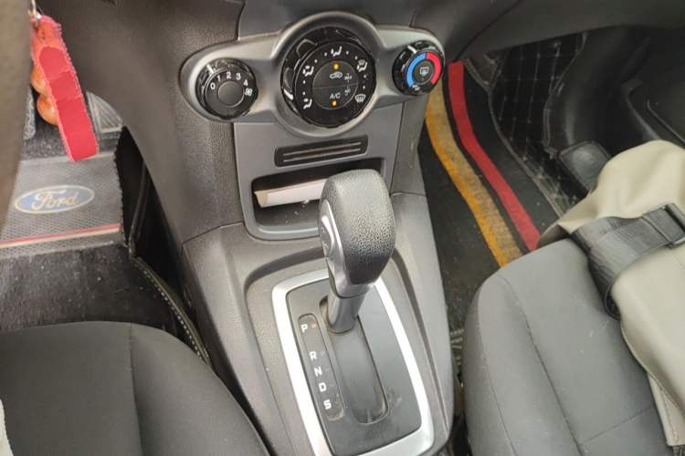 Used Ford Fiesta 2013 Hatchback 1.5L Automatic Fashion Edition Gear Lever