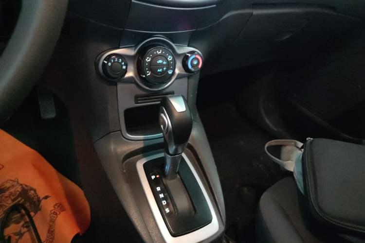 Used Ford Fiesta 2013 Hatchback 1.5L Automatic Fashion Edition Gear Lever