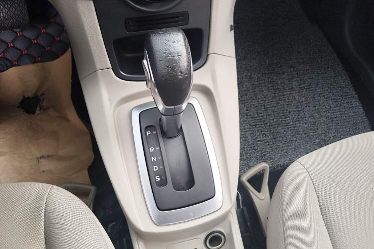 Used Ford Fiesta 2013 Sedan 1.5L Automatic Fashion Edition Gear Lever