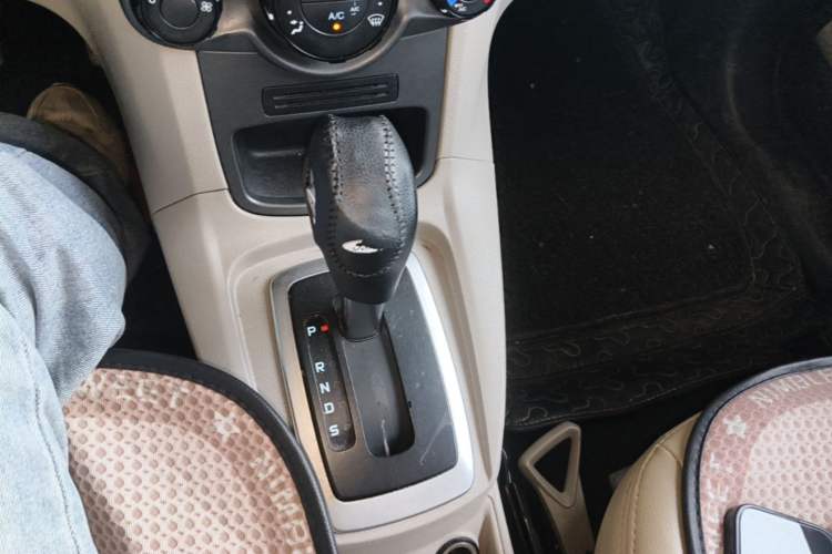 Used Ford Fiesta 2013 Sedan 1.5L Automatic Fashion Edition Gear Lever