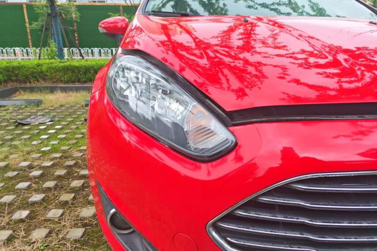 Used Ford Fiesta 2013 Hatchback 1.5L Automatic Fashion Edition Right Front Headlight