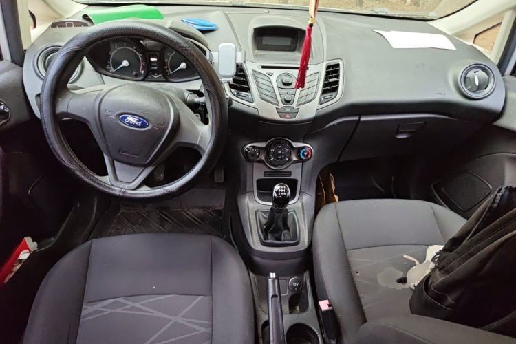 Used Ford Fiesta 2013 Sedan 1.5L Manual Fashion Edition Center Console