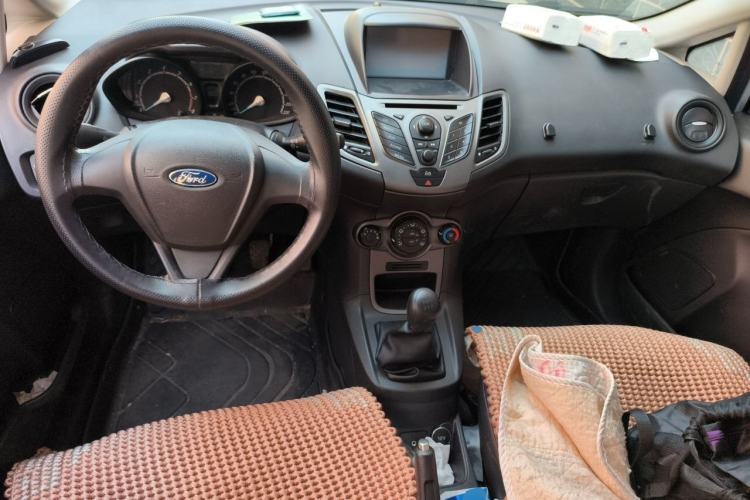 Used Ford Fiesta 2013 Sedan 1.5L Manual Fashion Edition Center Console
