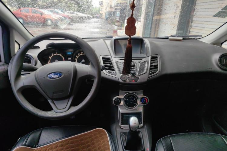 Used Ford Fiesta 2013 Sedan 1.5L Manual Fashion Edition Center Console