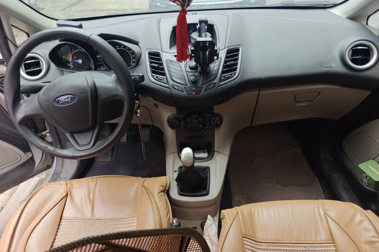 Used Ford Fiesta 2013 Sedan 1.5L Manual Fashion Edition Center Console