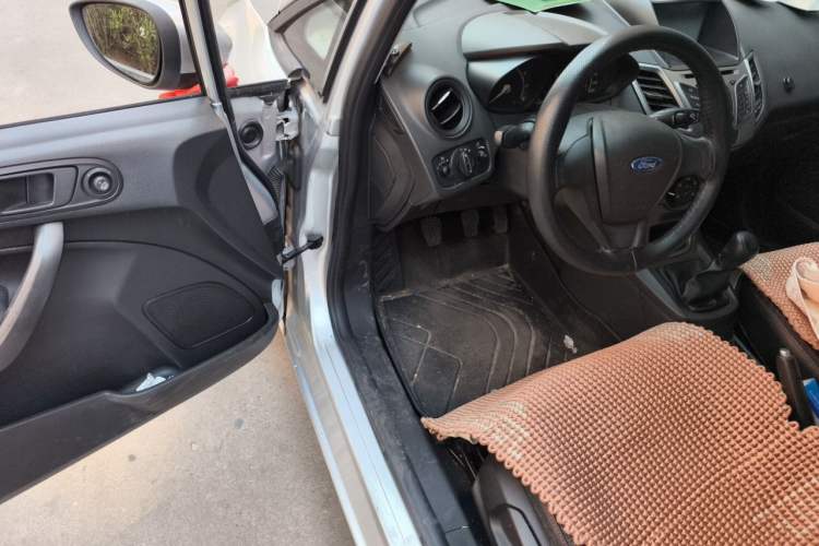 Used Ford Fiesta 2013 Sedan 1.5L Manual Fashion Edition Driver Seat
