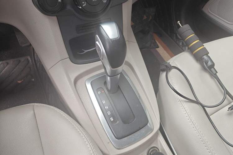 Used Ford Fiesta 2013 Sedan 1.5L Automatic Fashion Edition Gear Lever