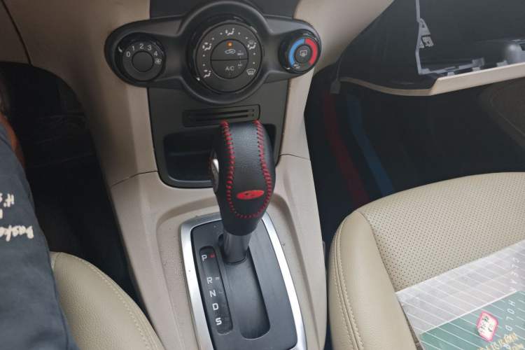 Used Ford Fiesta 2013 Sedan 1.5L Automatic Fashion Edition Gear Lever