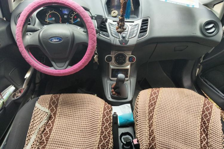 Used Ford Fiesta 2013 Sedan 1.5L Manual Fashion Edition Center Console
