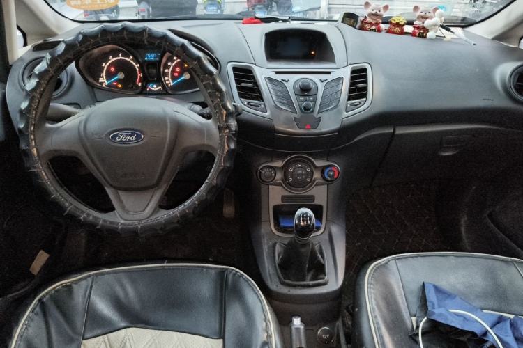 Used Ford Fiesta 2013 Sedan 1.5L Manual Fashion Edition Center Console
