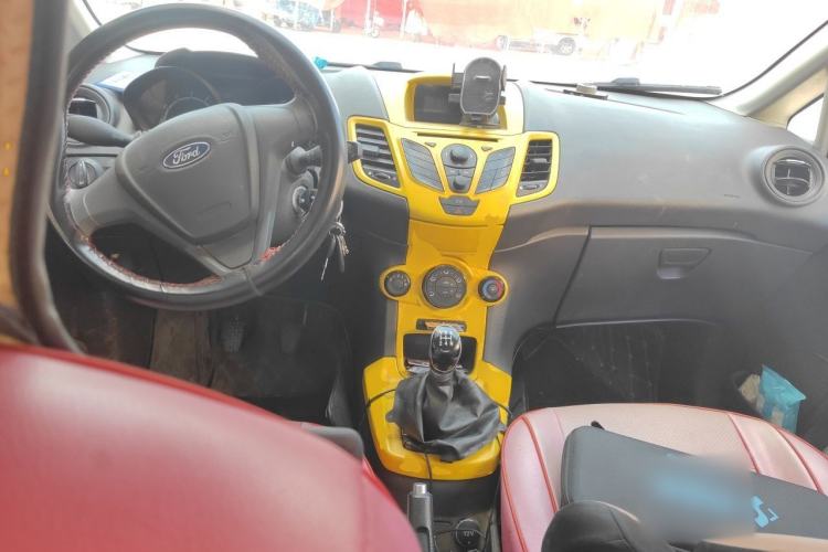 Used Ford Fiesta 2013 Sedan 1.5L Manual Fashion Edition Center Console