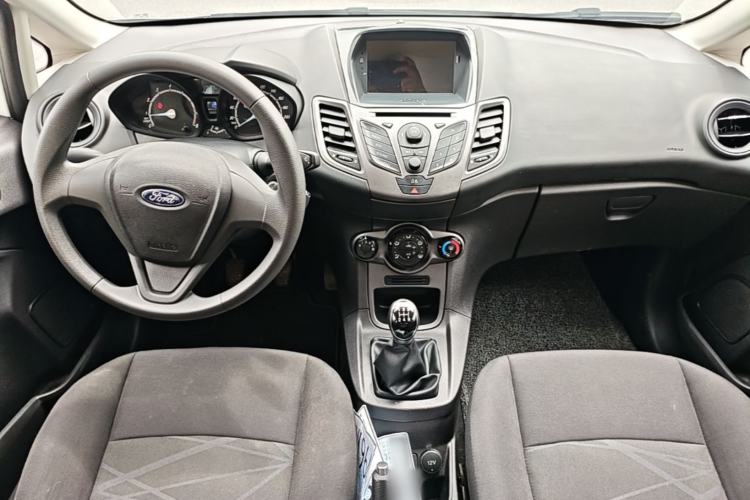 Used Ford Fiesta 2013 Sedan 1.5L Manual Fashion Edition Center Console