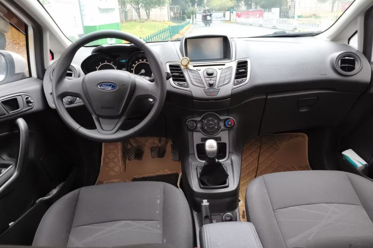 Used Ford Fiesta 2013 Sedan 1.5L Manual Fashion Edition Center Console