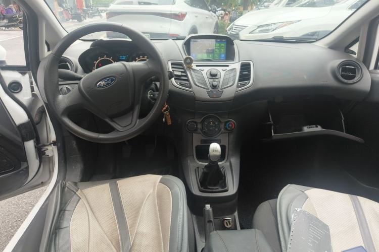 Used Ford Fiesta 2013 Sedan 1.5L Manual Fashion Edition Center Console