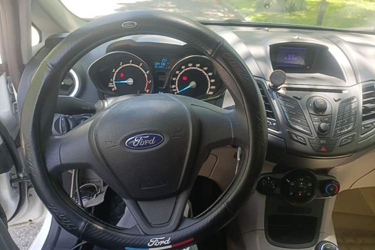 Used Ford Fiesta 2013 Sedan 1.5L Manual Fashion Edition Center Console