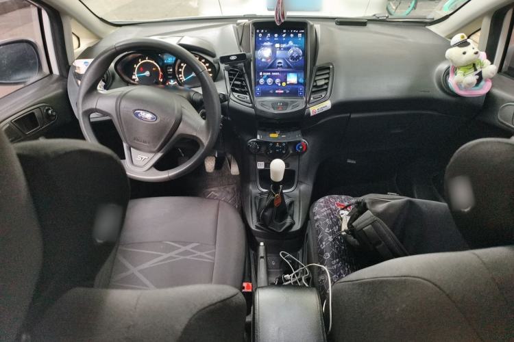 Used Ford Fiesta 2013 Sedan 1.5L Manual Fashion Edition Center Console
