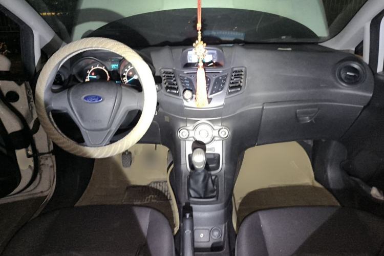 Used Ford Fiesta 2013 Sedan 1.5L Manual Fashion Edition Center Console
