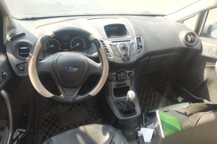 Used Ford Fiesta 2013 Sedan 1.5L Manual Fashion Edition Center Console