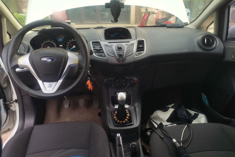 Used Ford Fiesta 2013 Sedan 1.5L Manual Fashion Edition Center Console