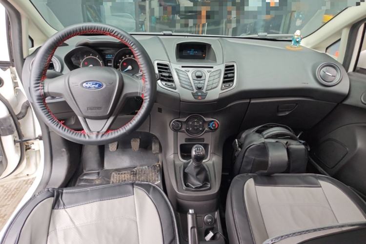 Used Ford Fiesta 2013 Sedan 1.5L Manual Fashion Edition Center Console