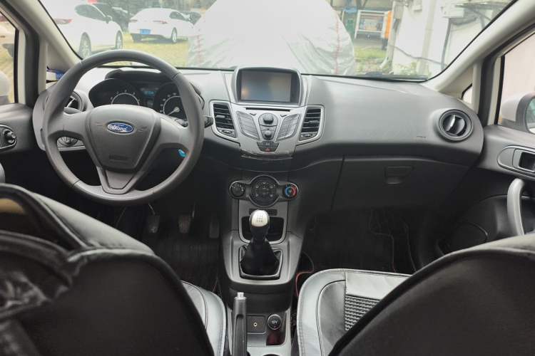 Used Ford Fiesta 2013 Sedan 1.5L Manual Fashion Edition Center Console