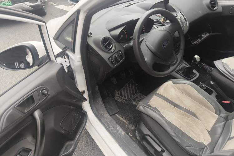 Used Ford Fiesta 2013 Sedan 1.5L Manual Fashion Edition Driver Seat