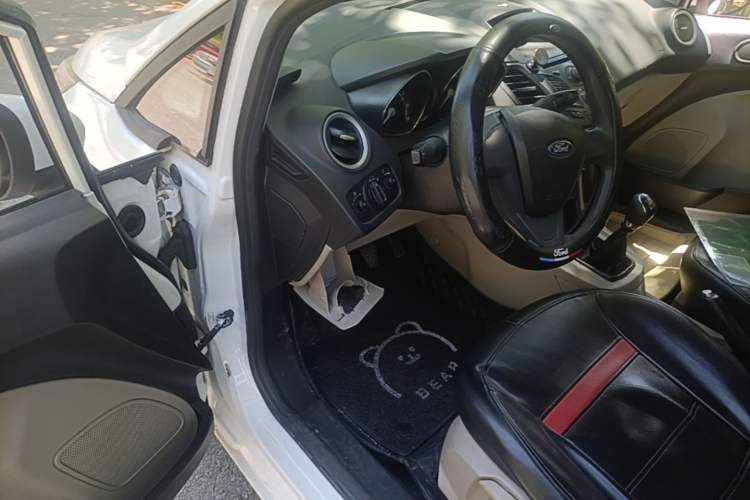 Used Ford Fiesta 2013 Sedan 1.5L Manual Fashion Edition Driver Seat