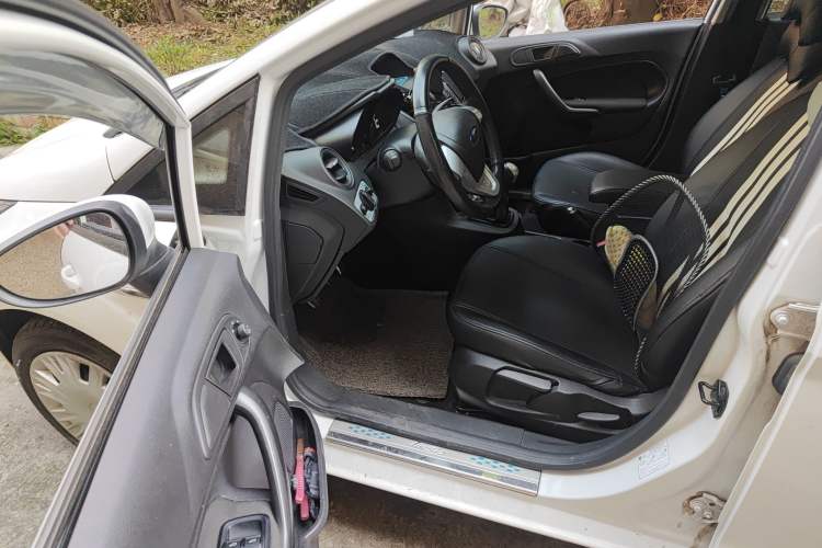 Used Ford Fiesta 2013 Sedan 1.5L Manual Fashion Edition Driver Seat