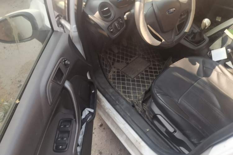 Used Ford Fiesta 2013 Sedan 1.5L Manual Fashion Edition Driver Seat