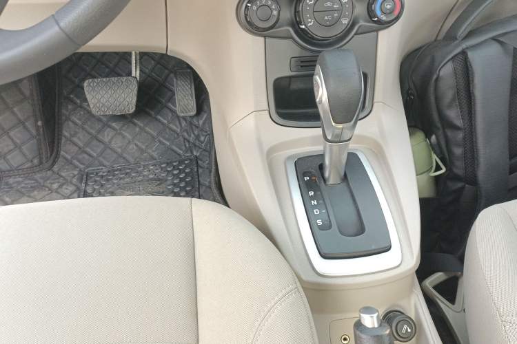 Used Ford Fiesta 2013 Sedan 1.5L Automatic Fashion Edition Gear Lever