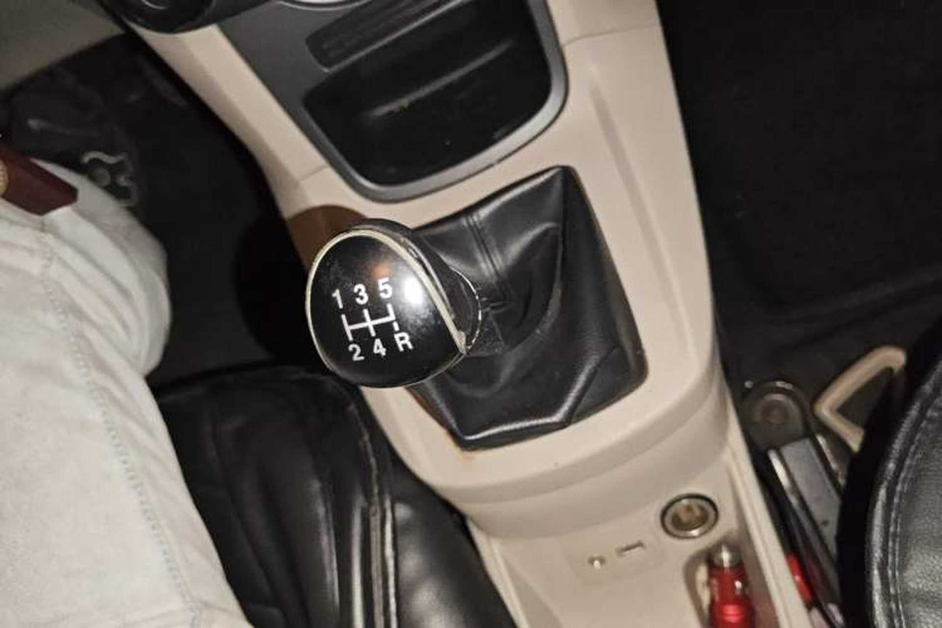 Used Ford Fiesta 2013 Sedan 1.5L Manual Fashion Edition Gear Lever