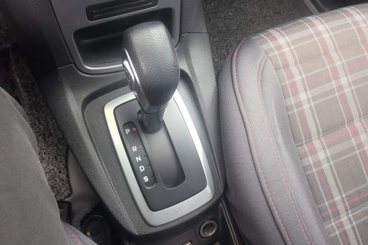 Used Ford Fiesta 2013 Hatchback 1.5L Automatic Fashion Edition Gear Lever