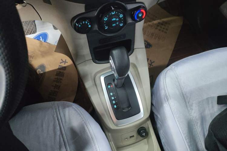 Used Ford Fiesta 2013 Sedan 1.5L Automatic Fashion Edition Gear Lever