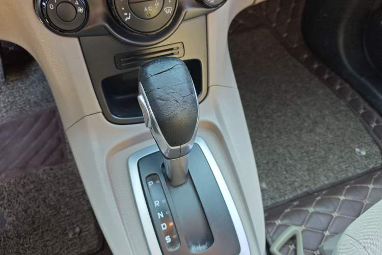 Used Ford Fiesta 2013 Sedan 1.5L Automatic Fashion Edition Gear Lever