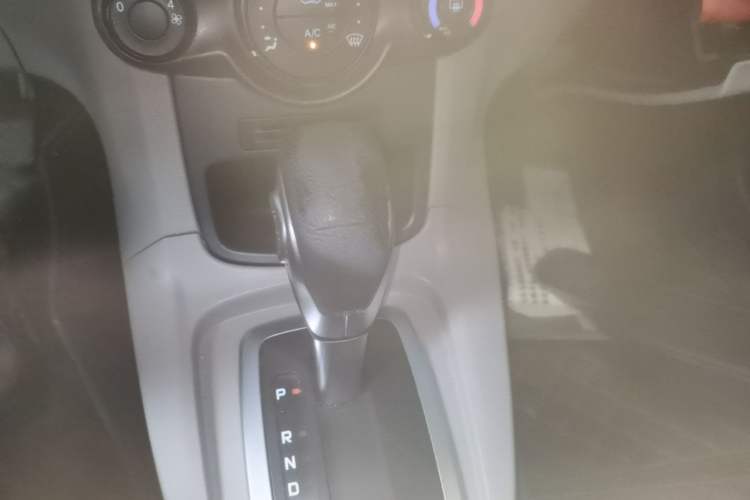 Used Ford Fiesta 2013 Sedan 1.5L Automatic Fashion Edition Gear Lever