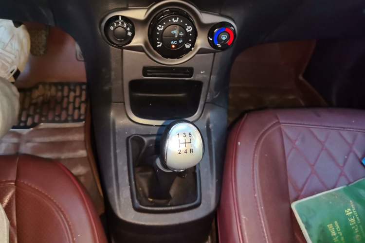 Used Ford Fiesta 2013 Sedan 1.5L Manual Fashion Edition Gear Lever