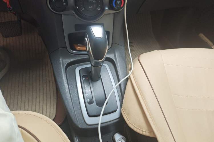 Used Ford Fiesta 2013 Hatchback 1.5L Automatic Fashion Edition Gear Lever