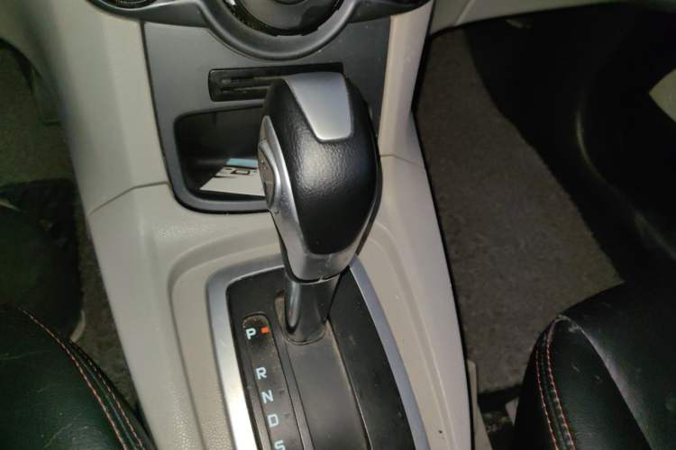 Used Ford Fiesta 2013 Sedan 1.5L Automatic Fashion Edition Gear Lever