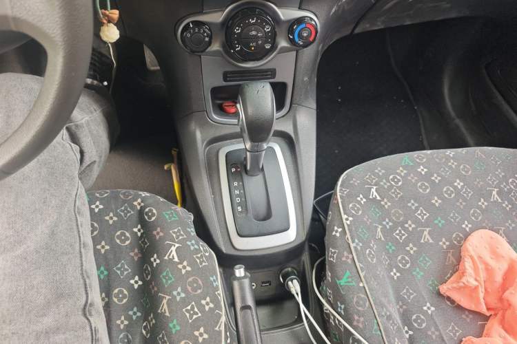Used Ford Fiesta 2013 Hatchback 1.5L Automatic Fashion Edition Gear Lever
