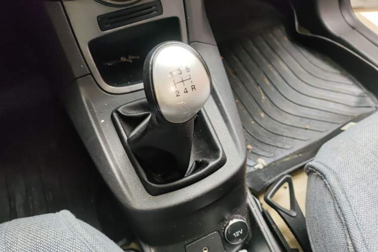 Used Ford Fiesta 2013 Sedan 1.5L Manual Fashion Edition Gear Lever