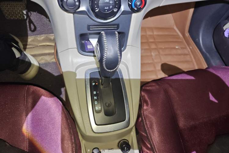 Used Ford Fiesta 2013 Sedan 1.5L Automatic Fashion Edition Gear Lever