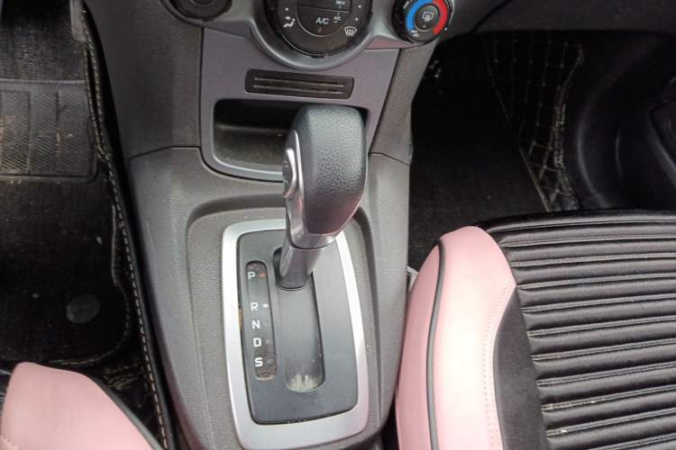 Used Ford Fiesta 2013 Hatchback 1.5L Automatic Fashion Edition Gear Lever
